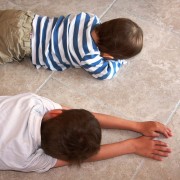 Een kindvriendelijke vloer met keramische tegels